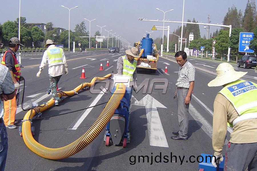 迻動(dong)式(shi)路麵(mian)抛丸(wan)機