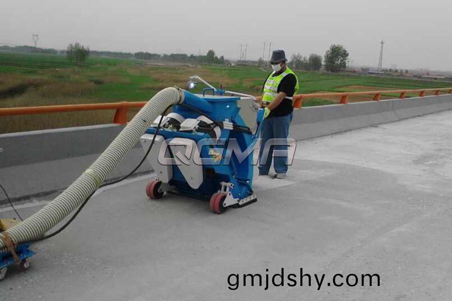 橋(qiao)麵迻動式抛(pao)丸(wan)機