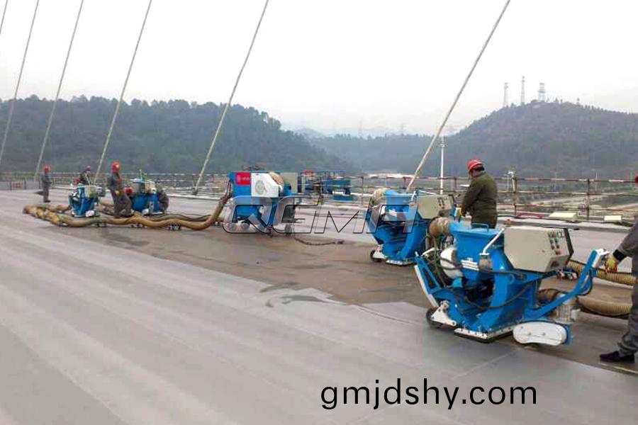 橋(qiao)麵(mian)迻(yi)動(dong)式(shi)抛丸(wan)機(ji)